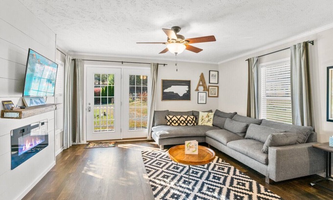Candler Casa | Mountain Views *Hot Tub* at Blue Bird Cottage