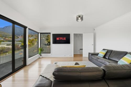 Lenah Valley Casa | Mountain Views in a Quiet Neighbourhood also Close to CBD