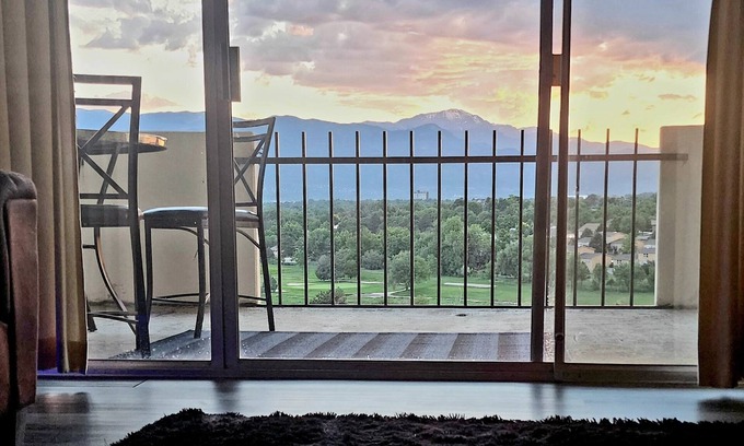 Southeast Colorado Springs Condominio | Mountain Views! 2 bdrm, full home, 10th floor- 48ft balcony Pike's Peak sunsets!