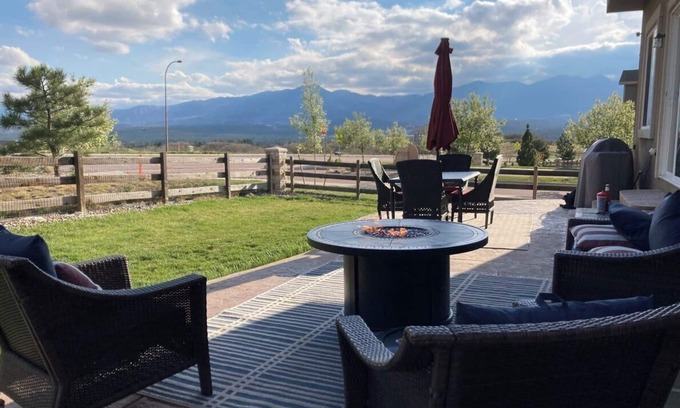 Northgate Casa | Mountain Views, Air Force, Hiking, Fire Pit, WiFi, Gourmet Kitchen, pet friendly