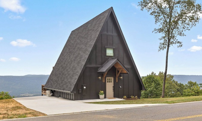 Trenton Cabina | Mountain’s Edge by Appalachian A-Frames, Mountain View, Hot Tub, WiFi