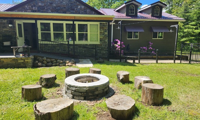 Brownfield Casa | mountains, near Falling Water, Ohiopyle, hot tub, hiking, caverns, golf close by