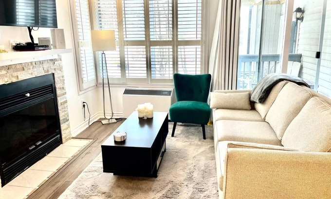 The Blue Mountains Condominio | Mountainside Studio Bliss: Steps to Slopes, Renovated, Pool, 2 Hot Tubs, Tennis