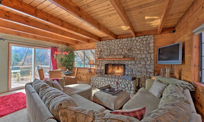 Lake Arrowhead Cabina | Mountainside Cabin w/ Deck - 16 Miles to Skiing!