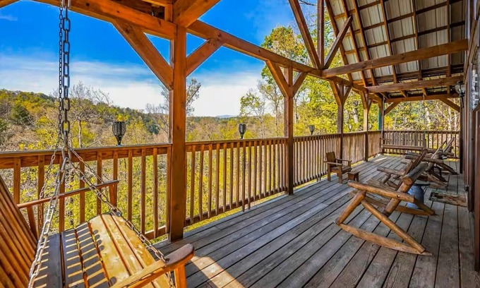 Caton Cabina | Mountainside Hideaway - Scenic Views & Game Room Fun
