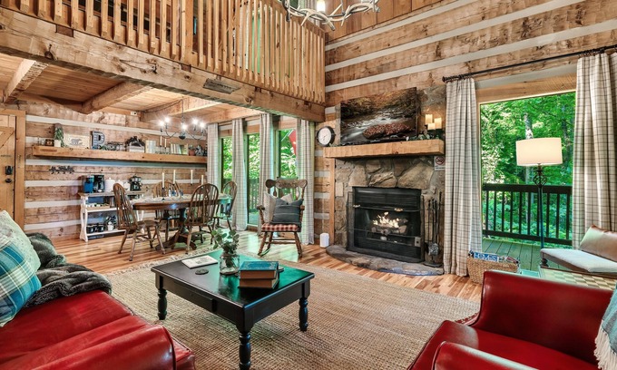 Pigeon Forge Cabina | Smoky Mountain Log Cabin King & Queen beds Coffee Bar Hot Tub Pool table