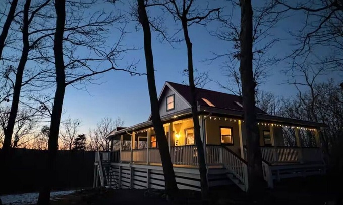 Kirby Cabina | Mountaintop 2-bedroom cabin with outdoor soaking tub, Starlink, firepit, hammock