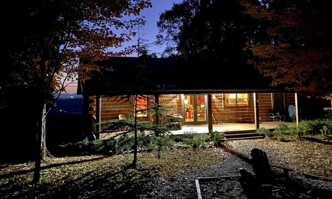 Hays Cabina | Mountaintop cabin near Stone Mountain State Park and Roaring River Vineyards