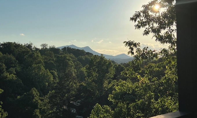 Pigeon Forge Cabina | MountainView!2Pools!1miletoPkwy!TheaterRm!PoolTable!Arcade!Shuffleboard!HotTub!