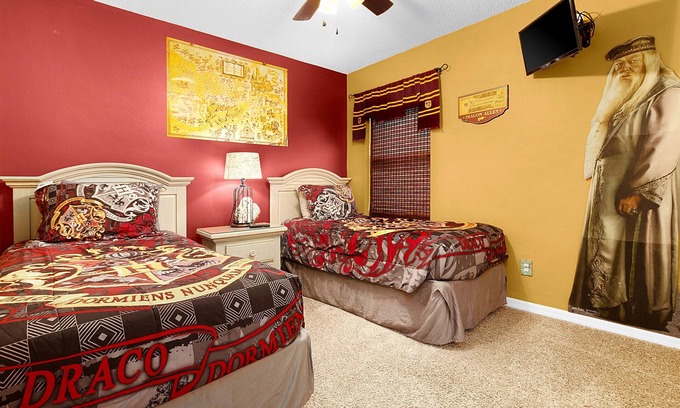 West Kissimmee Villa | Movie Magic House: piscina / spa del sur, complejo privado, habitaciones temáticas para niños.