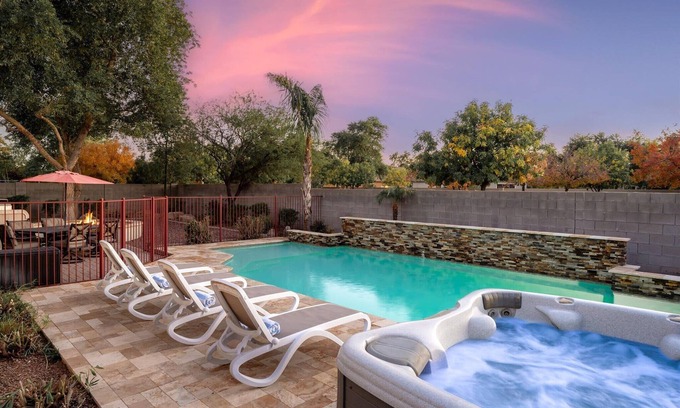 Rovey Farm Estates Casa | Movie Theater~ Pool~ Arcade~ Fire Pit