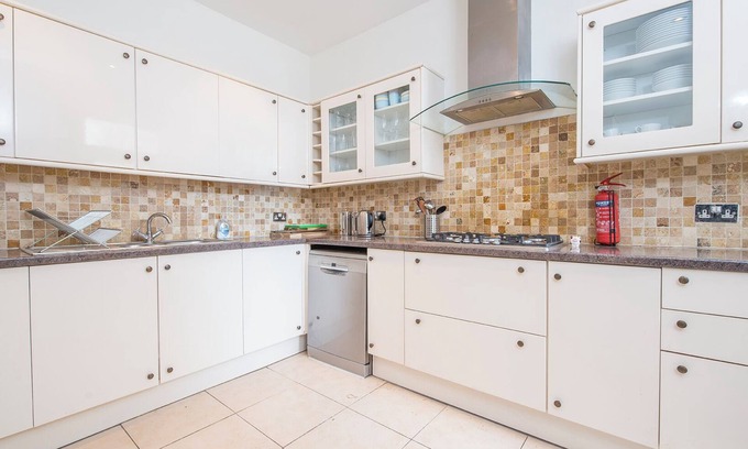 Fishguard Cabaña | Mowbray, Holiday Cottage Fishguard, Sleeps 10, 5 bedrooms, bathrooms