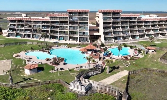 Port Aransas Condominio | Condominio de un dormitorio frente a la playa con jacuzzi interior Jacuzzi A pocos pasos de la playa y las piscinas.