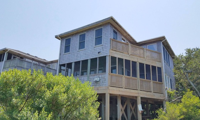 Ocracoke Casa | Sra. Joy Bell: Se admiten mascotas, cubiertas, porches seleccionados, vista al agua distante