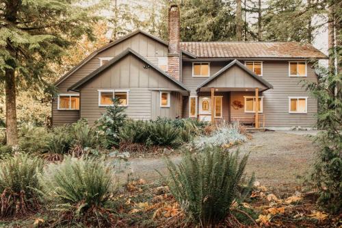 Warnick Casa | Mt Baker Lodging Cabin 3 is a Very large cabin on acreage