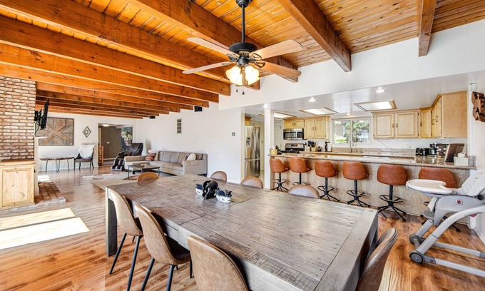 Big Bear City Chalet De Esquí | Mt Doble Dream Home ~ Spacious home with fenced yard, hot tub, firepit, grill, game room