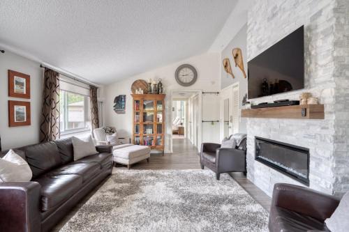Welches Casa | Mt Hood Village Condo - Cozy Retreat with Fireplace
