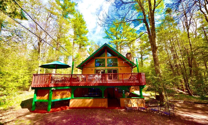 Pocono Pines Cabina | Stream Side Mountain Lodge & Hot Tub, cerca de TODO - Familia y mascotas!