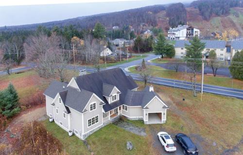 West Dover Casa | Mt Snow Convenience! Steps from the lifts! Hot Tub