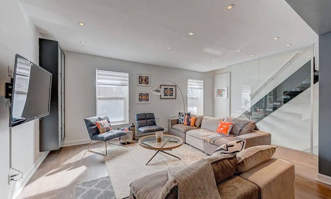 Montreal Apartamento | MTL Townhouse- 3 bdr in the heart of the city