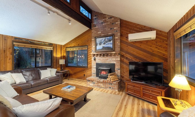 Welches Casa | MTN Cabin-Hot Tub-Fire Pit-Games-Sleeps 10!!