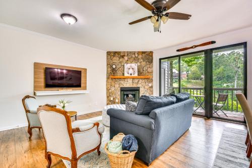 Mountain Air Apartamento | Mtn Cabin with Balcony and View in Burnsville!