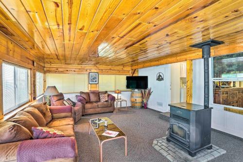 Redding Casa | Mtn Gate Guest House about 6 Mi to Shasta Lake!