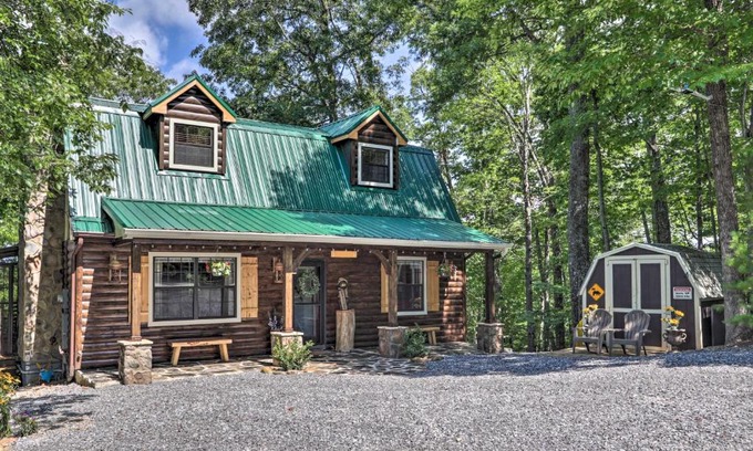 Gatlinburg - Pigeon Forge Casa | Mtn-View Cabin with Hot Tub in Sevierville!