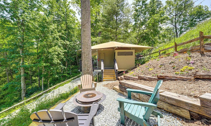 Vilas Cabina | Mtn-View Deck: Scenic Glamping Getaway Near Boone!