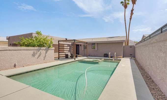 Palm Desert Casa | Mtn-View Getaway w/Pool: 4 Mi to Dtwn Palm Desert