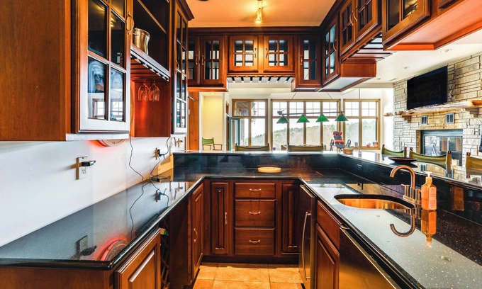 Fairfield Bay Cabaña | Mtn-view Shirley Pool House: Pets Welcome!