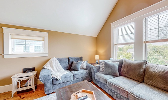 Camden Apartamento | Mtn-view studio in great location with firepit, grill, fast WiFi, streaming, AC