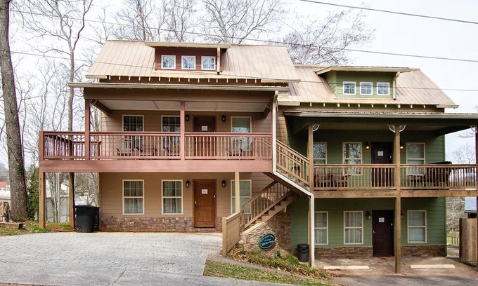 Dahlonega Villa | Mtn View Villa on Choice Avenue - Steps to Downtown