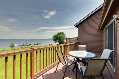 Newport Center Apartamento | Mtn Views and Pool Access Lake Memphremagog Condo!
