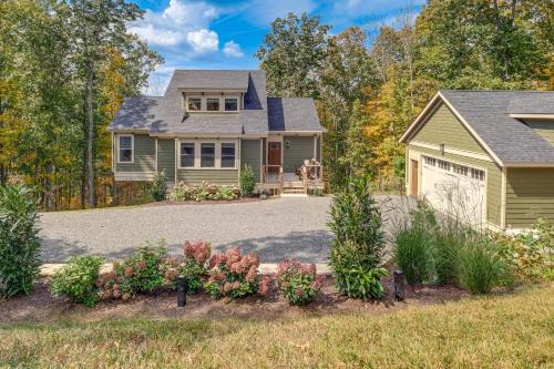 Caldwell Casa | Mtn Views and Spacious Deck! Modern Caldwell Getaway