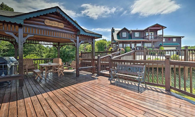 Piney Creek Cabina | Mtn Views & Fire Pit: Rustic Piney Creek Cabin