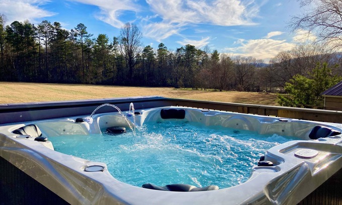 Skyland Casa | MTN Views/Hot Tub/Firepit/Near AVL, Hiking, Biltmore, French Broad River let in.