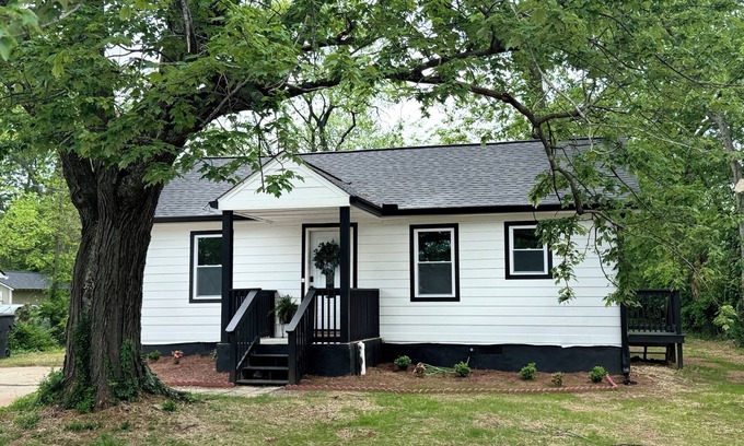 Murfreesboro Casa | MTSU football and Downtown Murfreesboro! Near Siegel soccer, Nashville! New 2BR