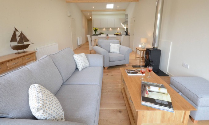 Halesworth Cabaña | MUDDY PIG, UBBESTON, pet friendly, with pool in Laxfield