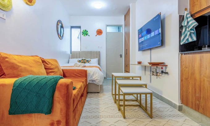 Nairobi Apartamento | Mukeni's studio with WiFi,netflix,sofa bed+bed, 5 min to TRM