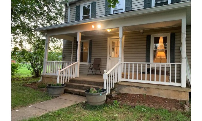 Fishers Hill Otro | Mulberry Run Farmhouse - Steps away from family-run Farm Market!