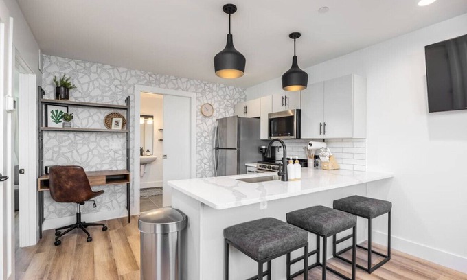 Hillsboro Village Condominio | Multi-Condo Building Sleeps 58 with 7 Units, 15 Bedrooms, 22 Beds & Free Parking