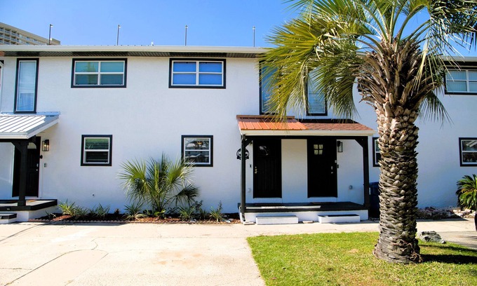 Panama City Beach Casa | Multi-family Beach Retreat: 2 units+walk to beach+hot tubs+kings+great location