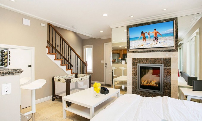Downtown Condominio | Costa Mesa/Newport - Fast WiFI - Work Stations - Free Parking - Self Check In! (CM-1)