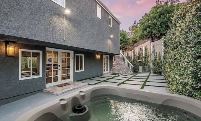 Woodland Hills Casa | Multi-Level 5BR Villa in Great Location- Must See!