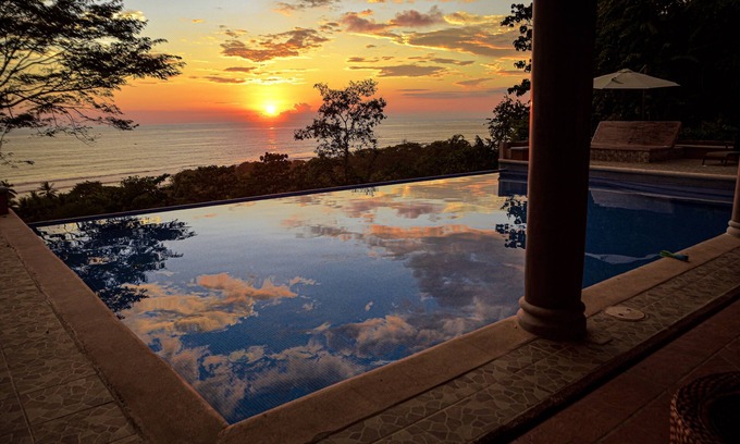 Dominical Villa | ¡Villa de varios niveles 6BR con excelente puesta de sol y vistas al mar!
