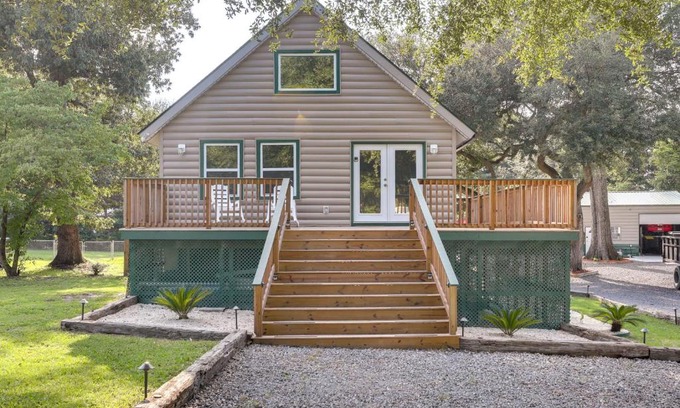 Russellville Casa | Multi-Level Bonneau Cabin Walk to Lake!