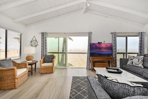 Balboa Peninsula Casa | Multi Level Oceanfront Home With Oceanviews and Private Patio on the Boardwalk