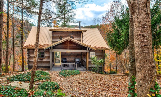 Townsend Cabina | Multi-level riverfront home w/water views, WiFi, game room, AC, private hot tub