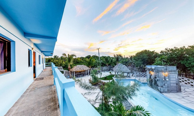 Caye Caulker Casa | Propiedad multi-suite para familias con piscina privada, bar en la piscina y kayaks